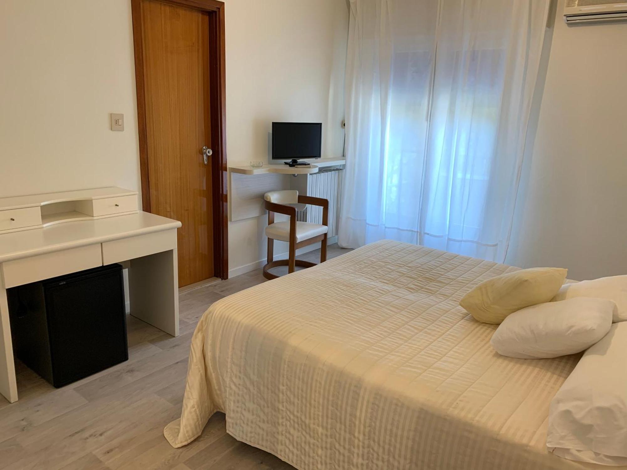 G&D Hotel Deanna Pool&Brunch Milano Marittima Room photo